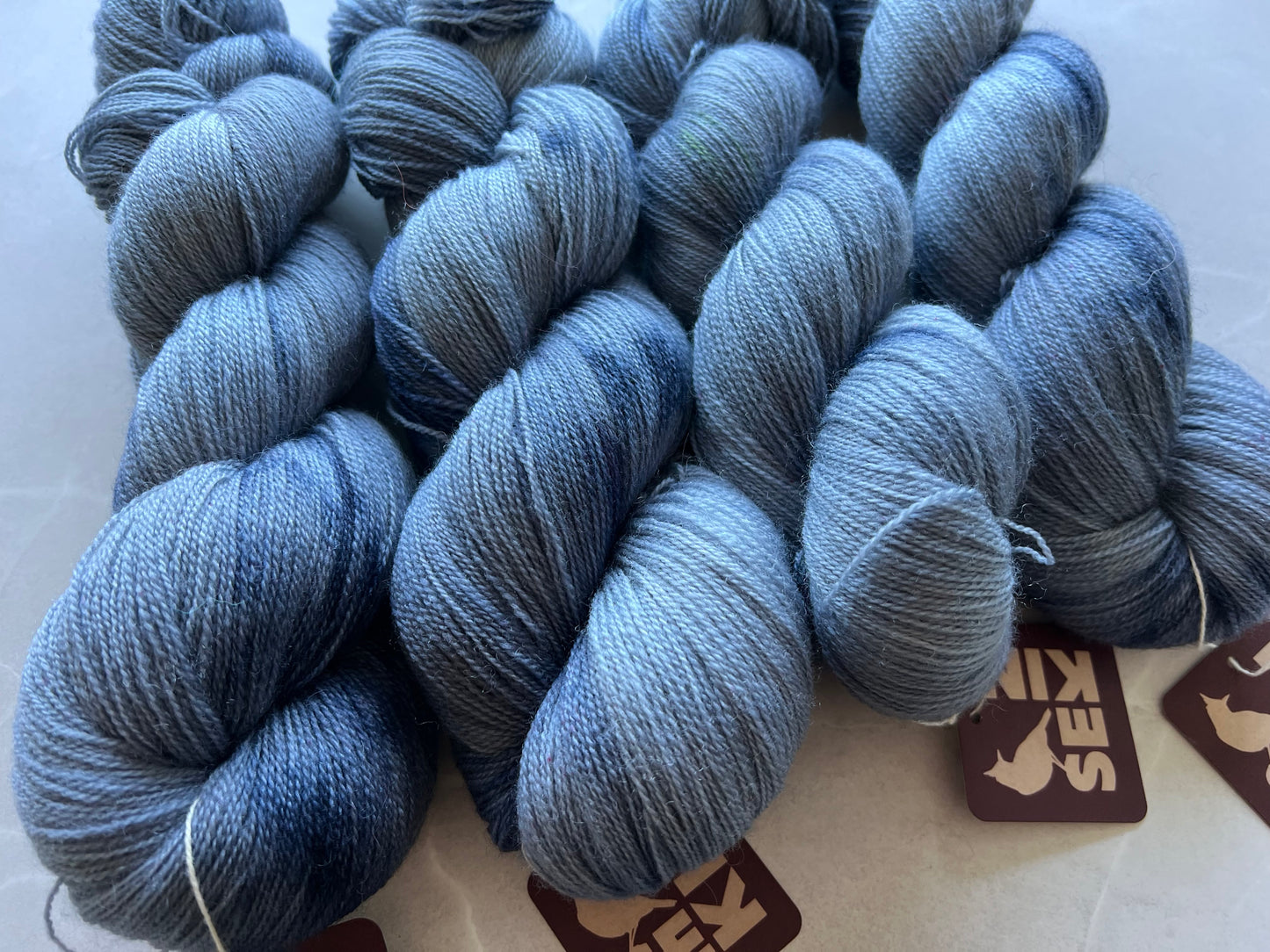 Sekin Håndfarvet BFL Lace 100g - "Overskyet”