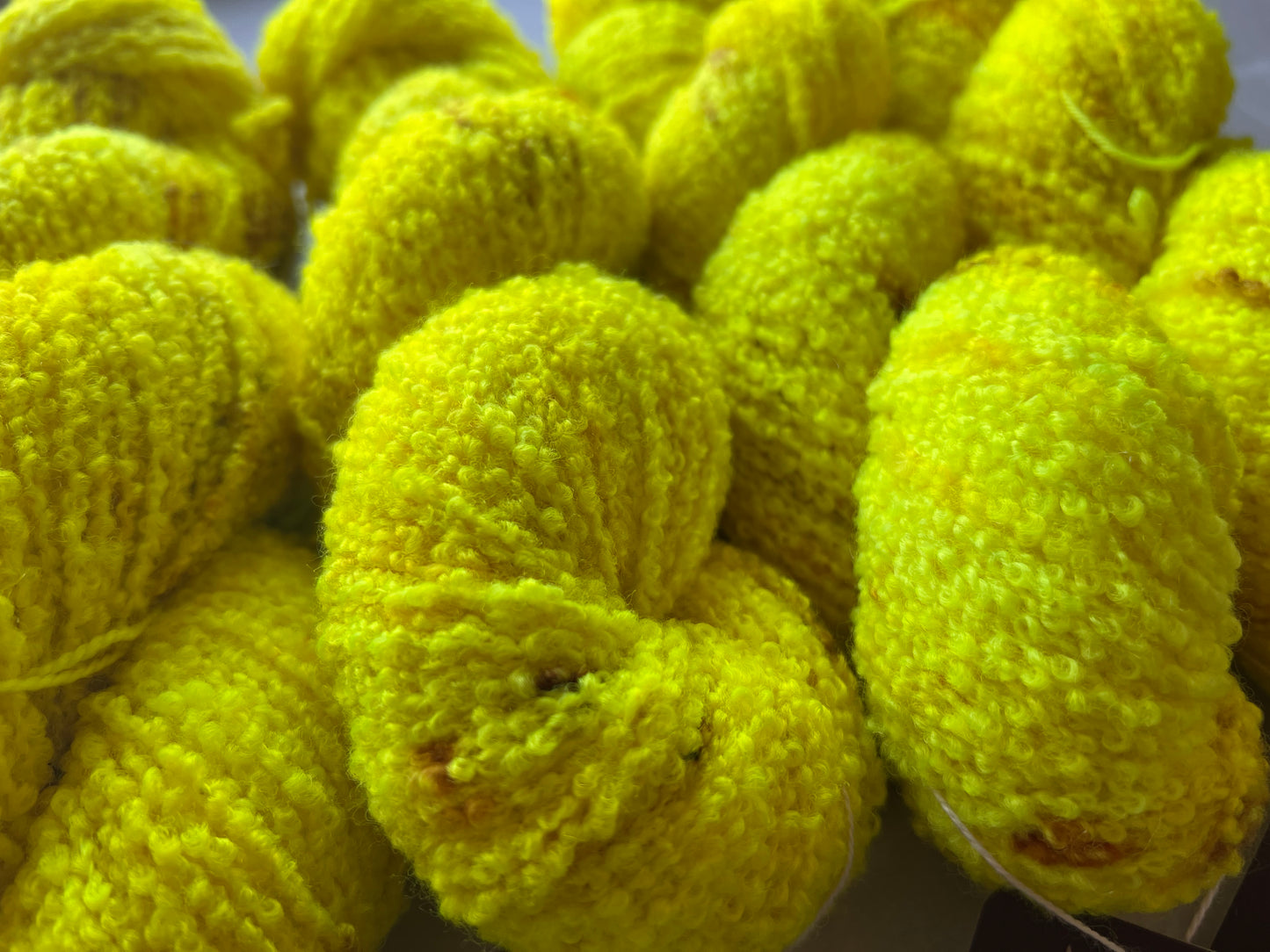 Sekin Håndfarvet Merino Boucle 100g - “Fluorescent Banana”