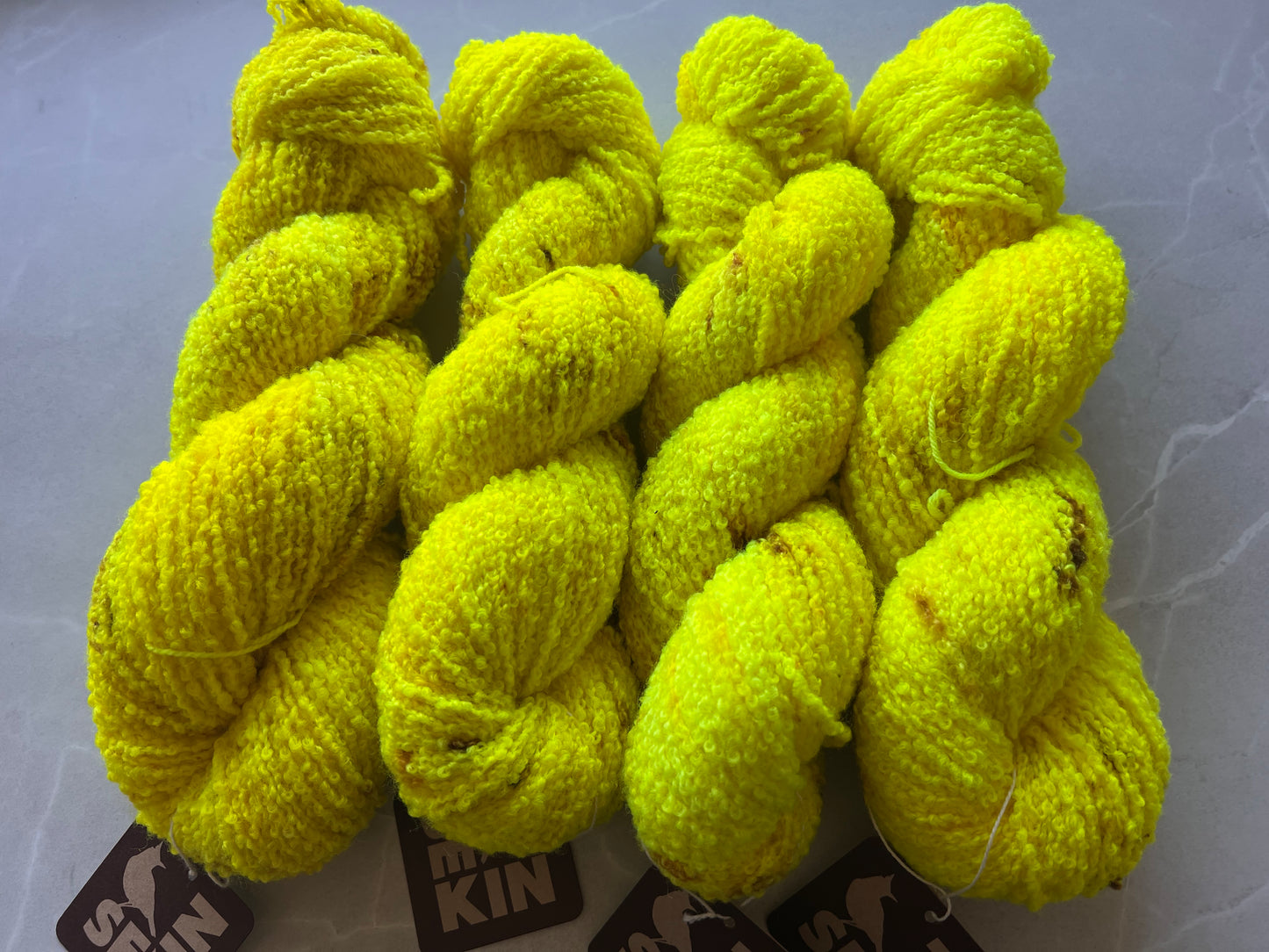 Sekin Håndfarvet Merino Boucle 100g - “Fluorescent Banana”
