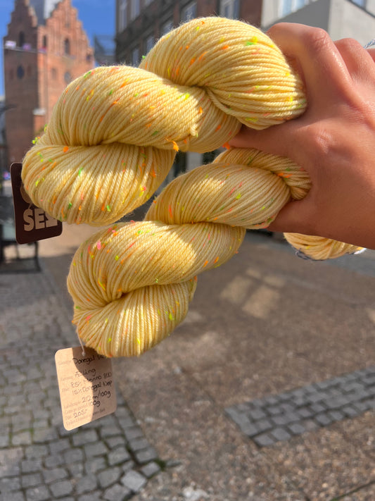 Sekin Håndfarvet Donegal DK 100g - “Ælling”