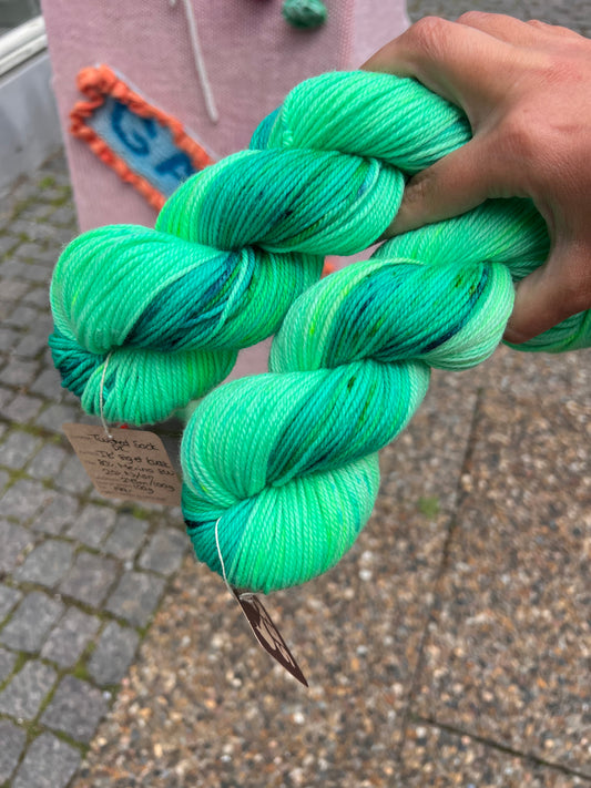 Sekin Håndfarvet Twisted Sock DK 100g - "Ik’ sig et kvæk”