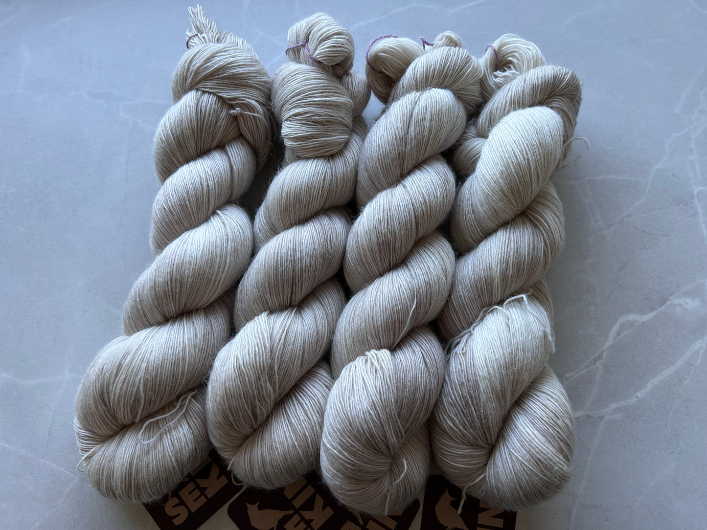 Sekin Håndfarvet Merino Single Lace 100g - "Sand”