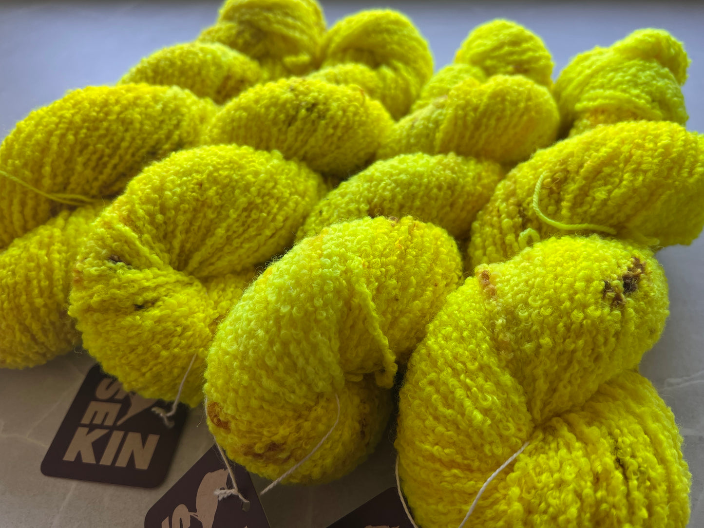 Sekin Håndfarvet Merino Boucle 100g - “Fluorescent Banana”