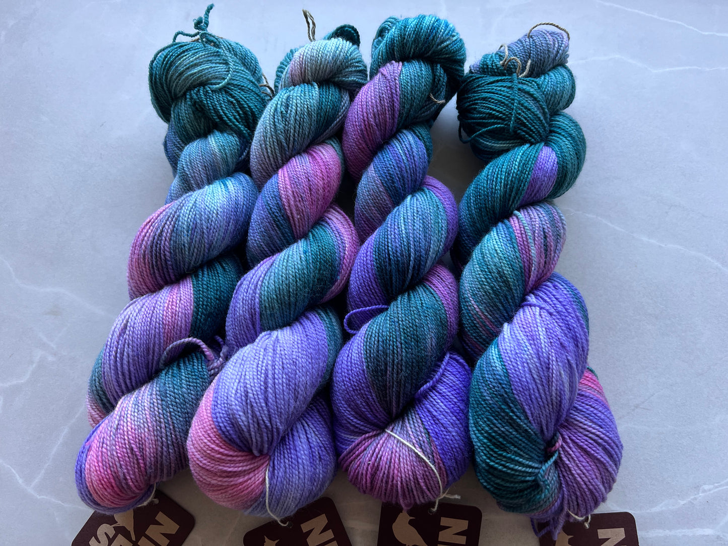 Sekin Håndfarvet Twisted Sock 100g - "Blommemarmelade”