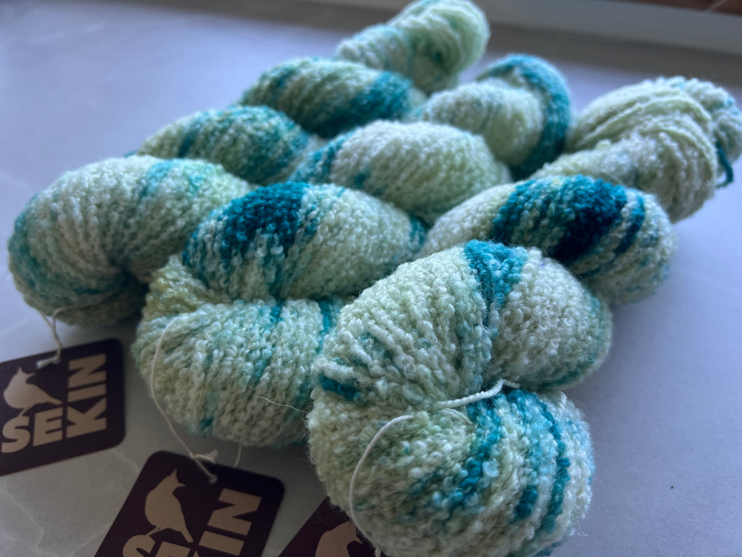 Sekin Håndfarvet Merino Boucle 100g - “Tangsuppe”