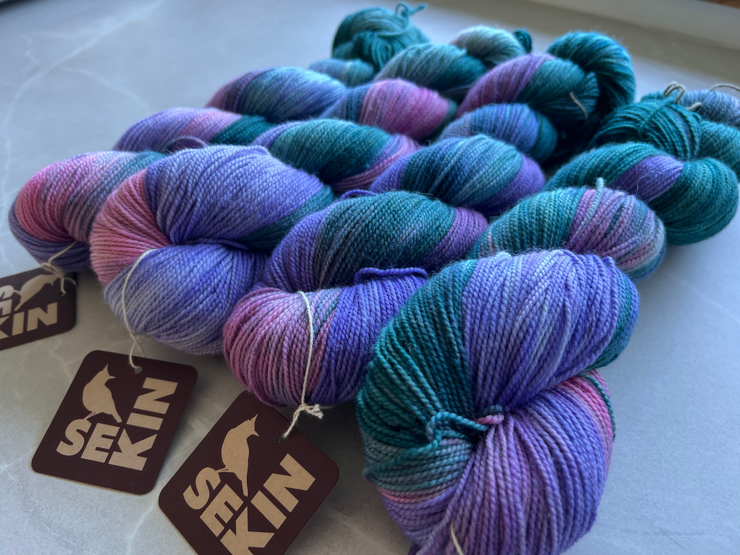 Sekin Håndfarvet Twisted Sock 100g - "Blommemarmelade”