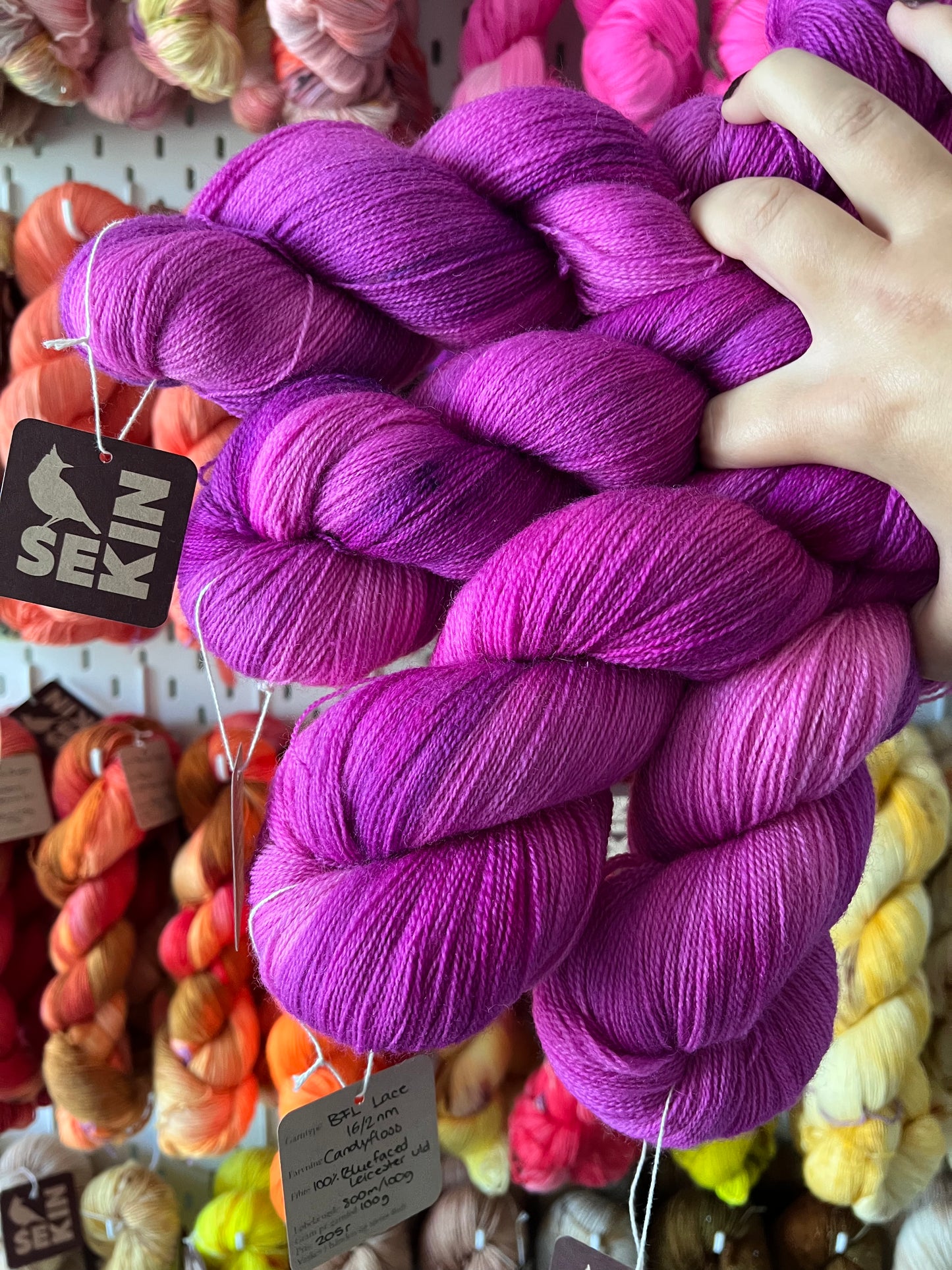 Sekin Håndfarvet BFL Lace 100g - "Candyfloss”