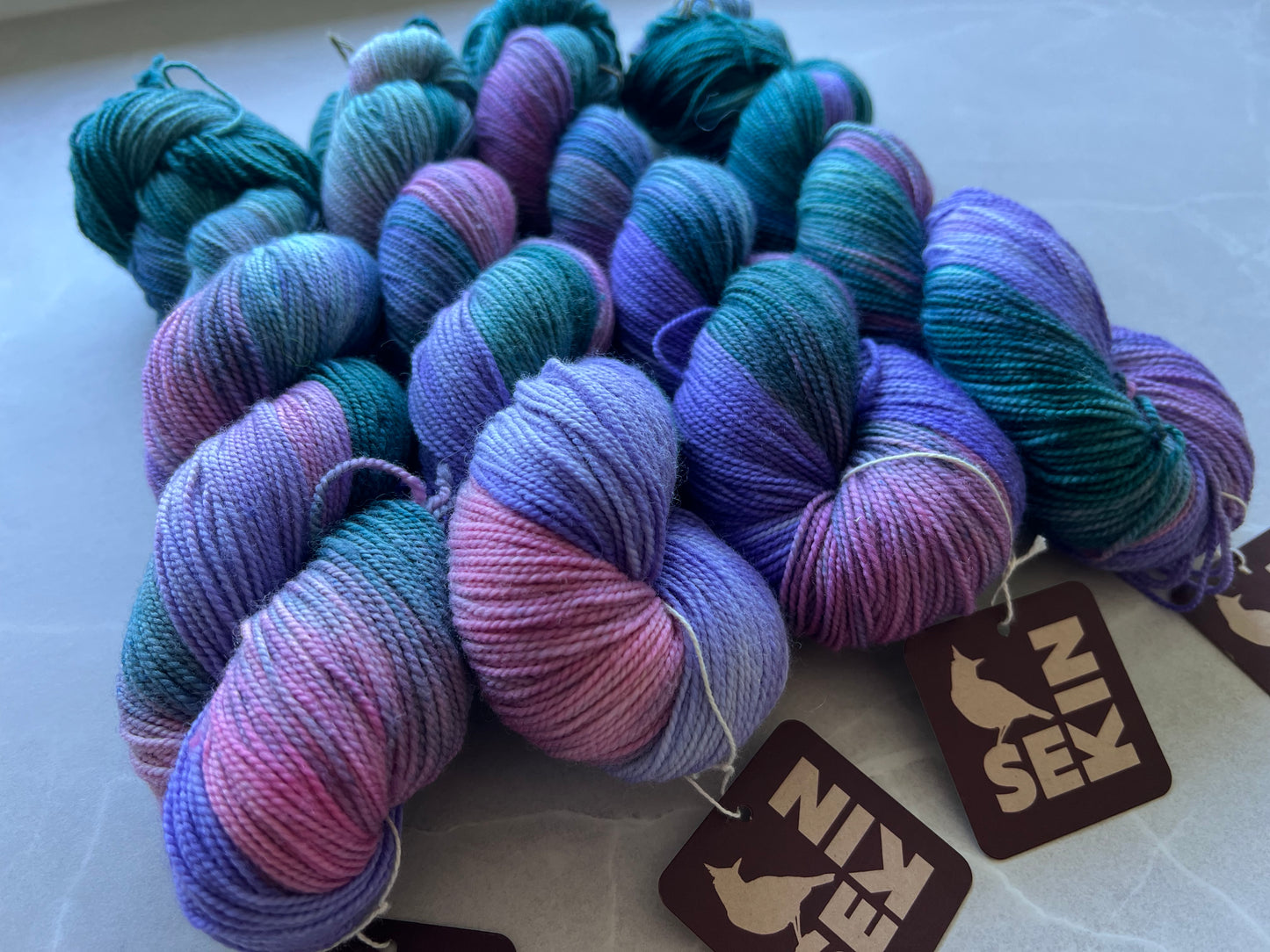 Sekin Håndfarvet Twisted Sock 100g - "Blommemarmelade”