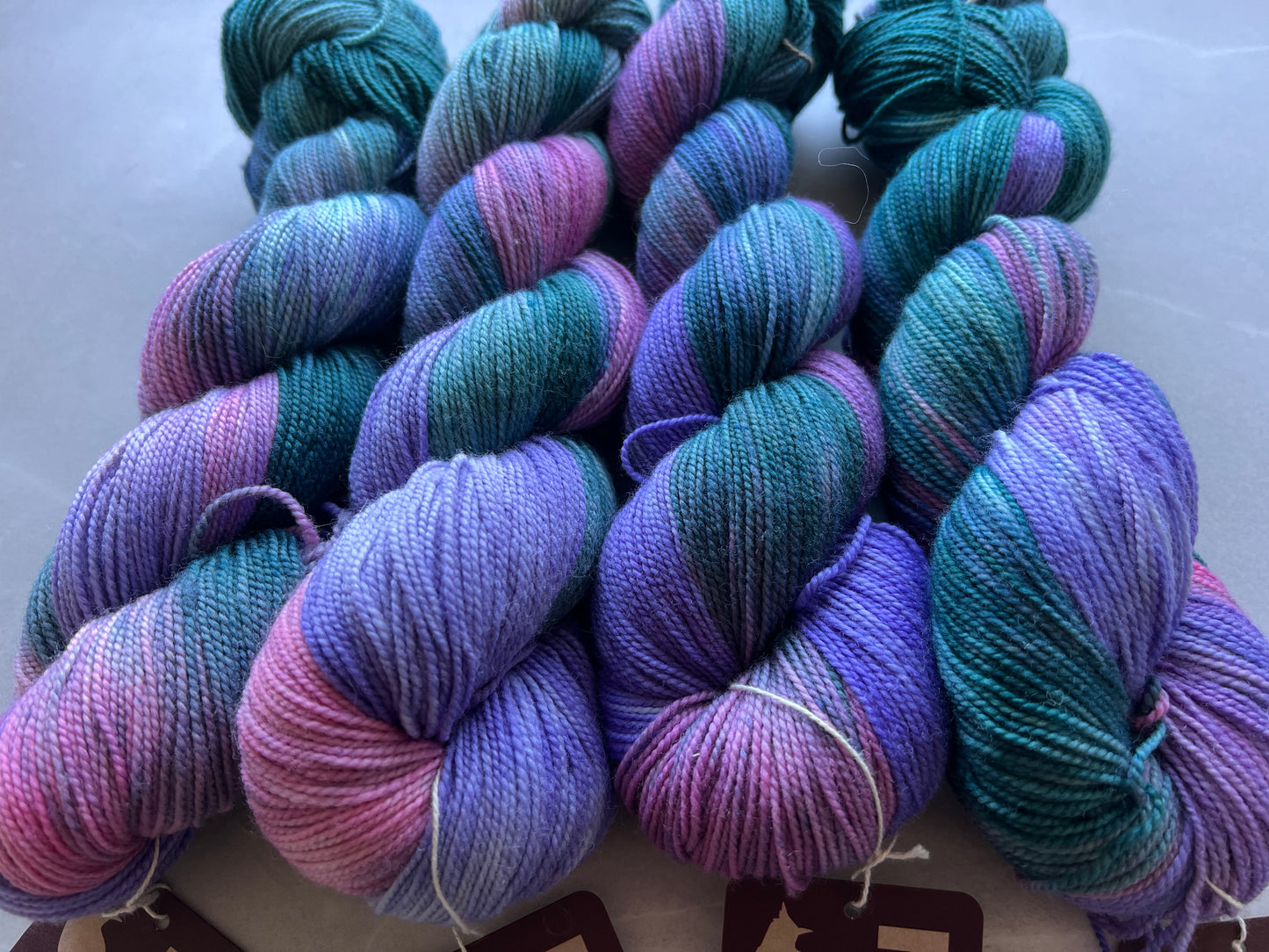 Sekin Håndfarvet Twisted Sock 100g - "Blommemarmelade”
