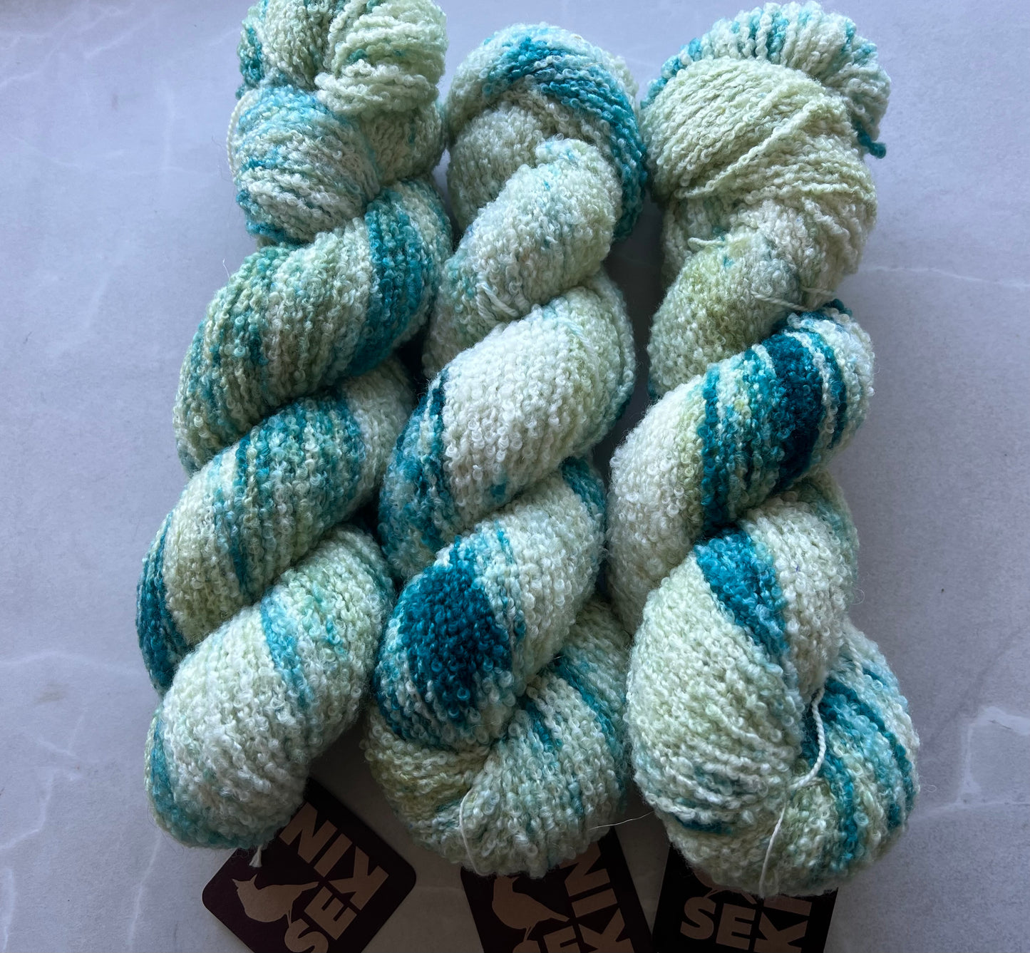 Sekin Håndfarvet Merino Boucle 100g - “Tangsuppe”