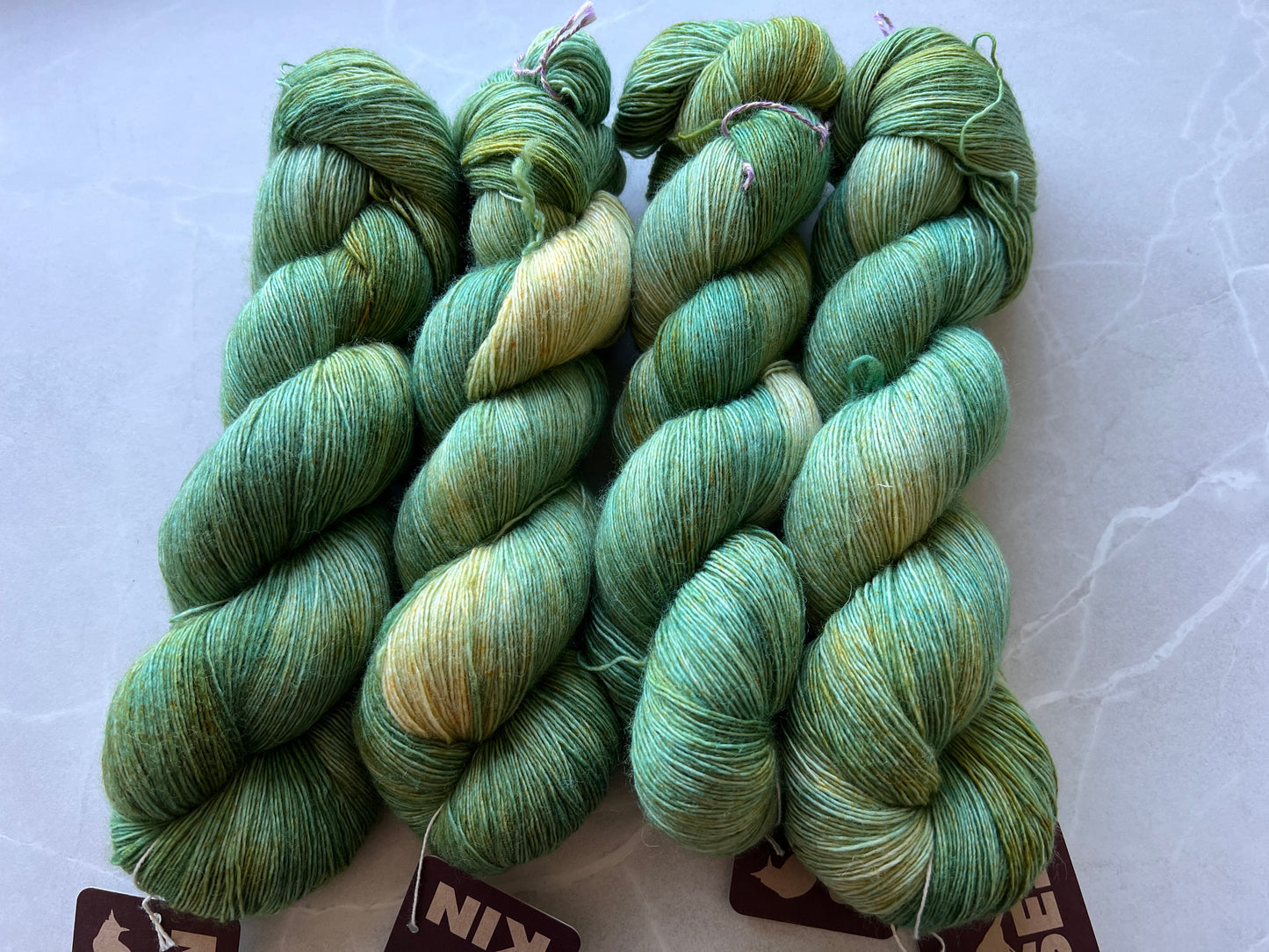 Sekin Håndfarvet Merino Single Lace 100g - "Stilk”