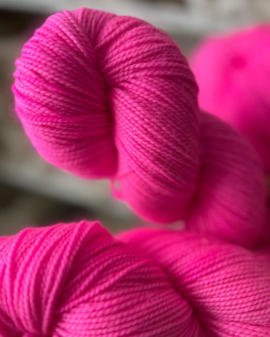 Sekin garn håndfarvet pink garn