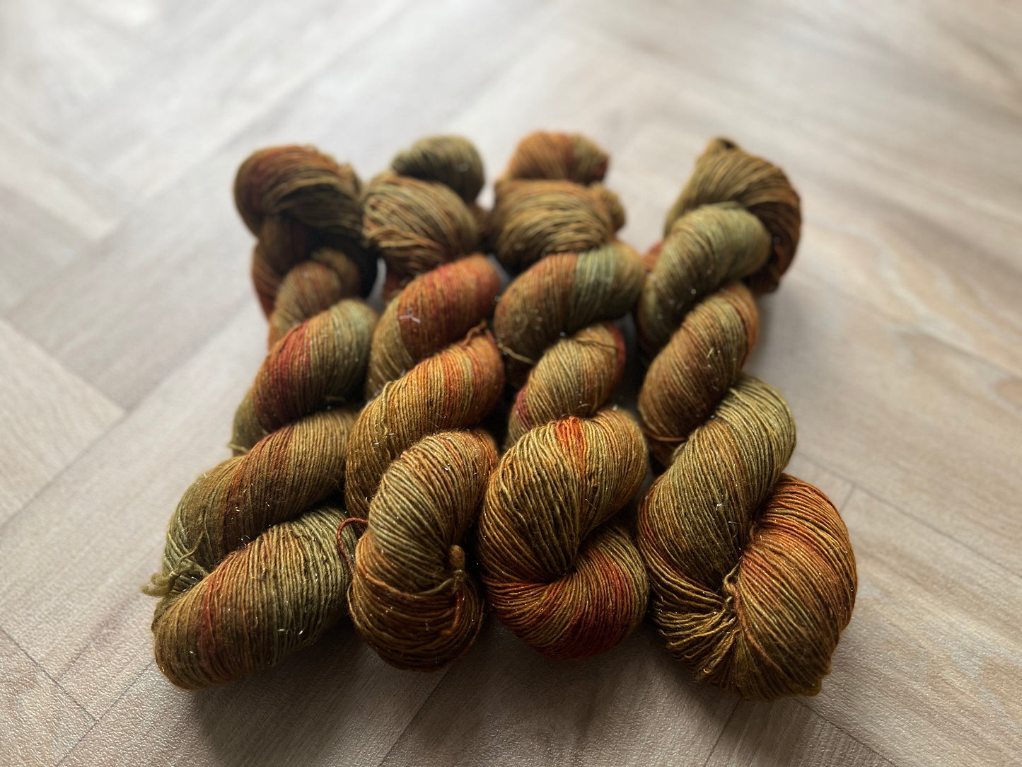 Sekin Håndfarvet Merino Single m. Glitter 100g - "Olive”