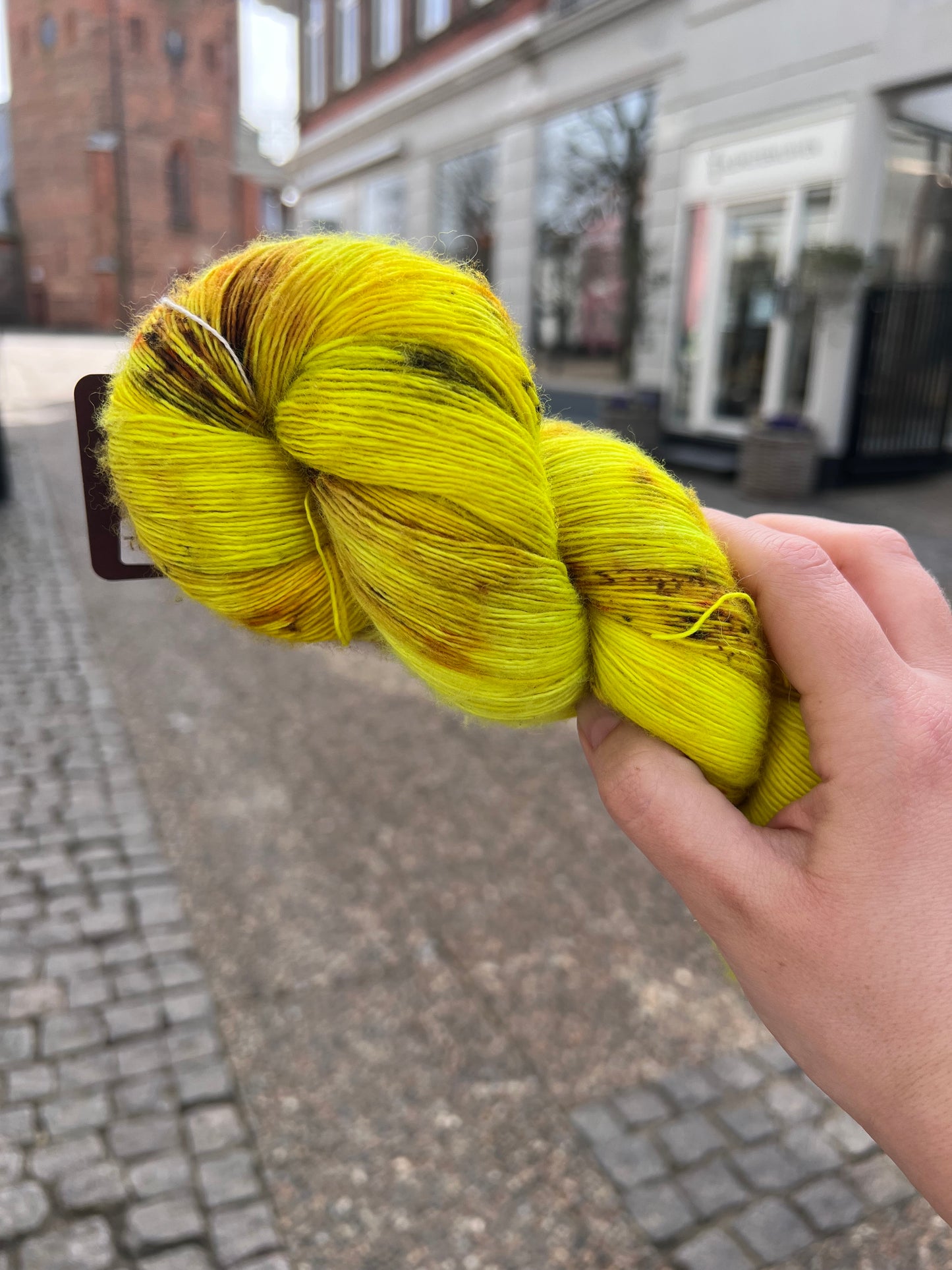 Sekin Håndfarvet Merino Single Lace 100g - “Fluoresent Banana”