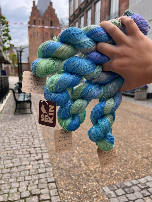 Sekin Håndfarvet Silke 4ply 100g - Påfuglefjer