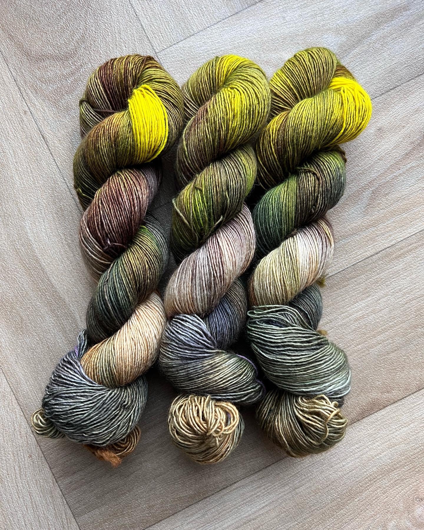 Sekin Håndfarvet Merino Single 100g - “Skovlysning”